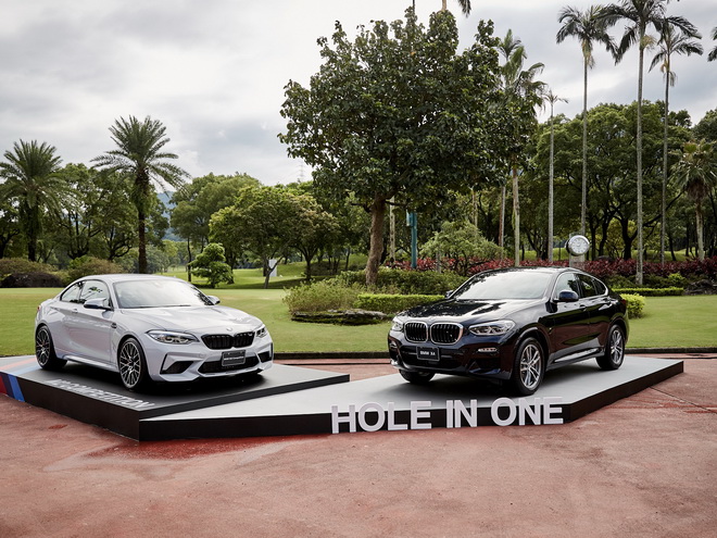 [新聞照片三] 一桿進洞大獎全新BMW X4(右)及現場展示全新BMW M2 Competition(左)