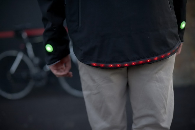 【圖六】在智慧夾克的背部下方更配有一排LED燈具，以作為單車騎士的煞車燈號。