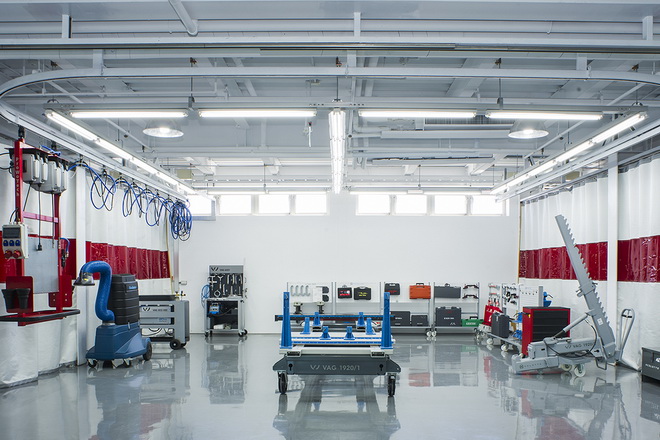 Lamborghini車體維修技術中心_鋁合金碳纖維工作站