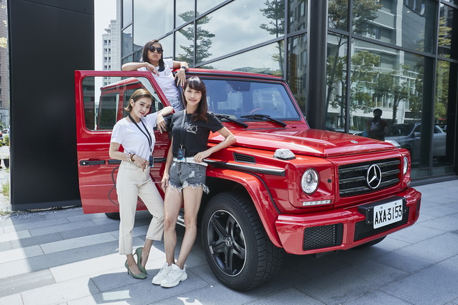 「台灣首席女DJ」DJ Cookie(圖上)、知名時尚部落客唐葳(圖左)，以及台灣知名女賽車手沈慧蘭(圖右)出席She's Mercedes活動，並鼓舞更多女性勇敢追求夢想。