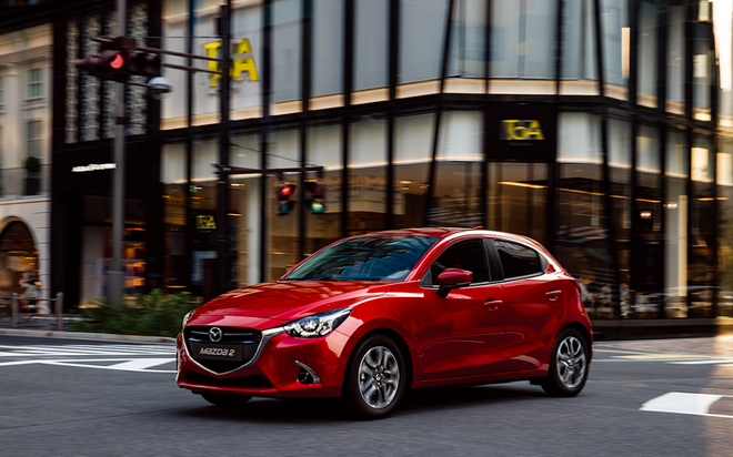 圖一：2019 Mazda2導入匠塗工藝代表車色－晶艷魂動紅與鋼鐵灰，演繹出獨特耀眼的色彩，展現超越同級車的時尚質感。