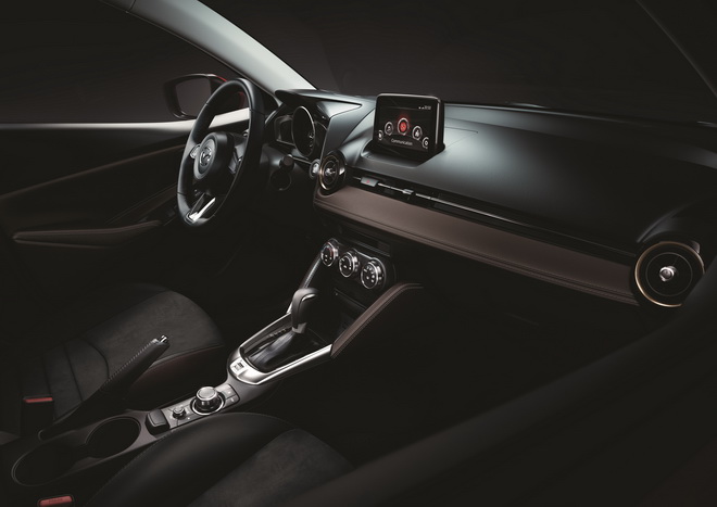 圖二：2019 Mazda2以金屬質感與皮革等元素精心打造車室空間，配合同級唯一MZD Connect人機智慧資訊整合系統，讓車主在安全無虞的環境中愜意馳騁。